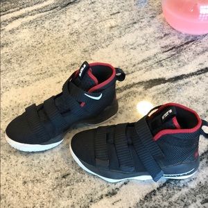 Lebron James Boys size 1 basketball shoes